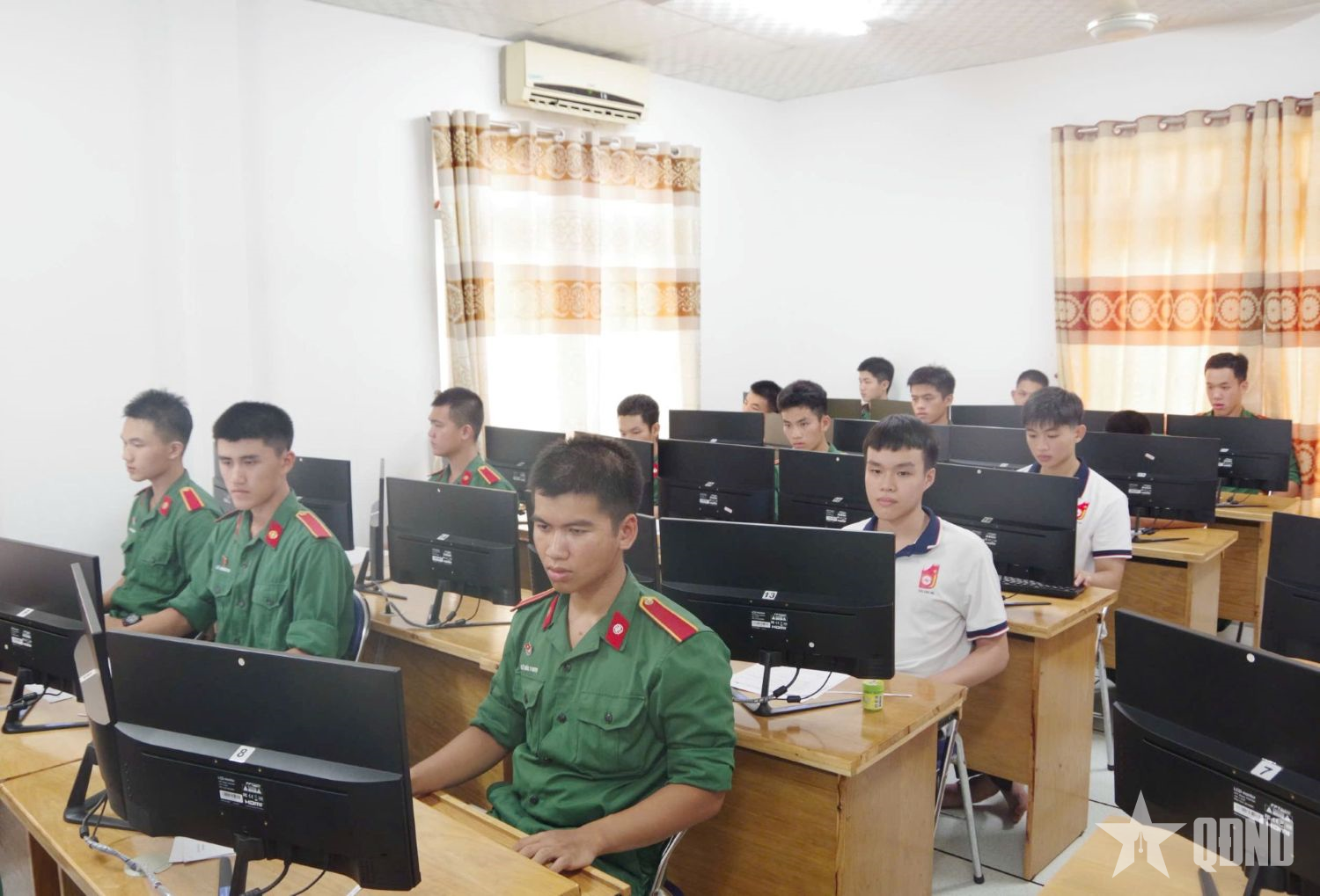 Sôi nổi Hội thi Olympic Tin học năm 2026 tại Trường Sĩ quan Thông tin